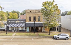 155 W COURT Ave, Selmer, TN 38375