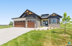 2516 E Chestnut Trl, Brandon, SD 57005