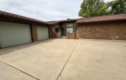 215 Lometa Dr, Plainview, TX 79072