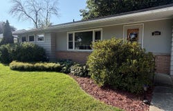 209 E Cleveland St, Holstein, IA 51025