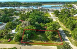 310 NW 10th St, Carrabelle, FL 32322