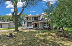 1694 Hinton Trail N, Oakdale, MN 55128