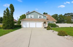 10 Americana Court, Roselle, IL 60172