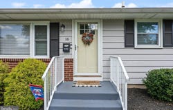 16 KERR Drive, HAMILTON, NJ 08610