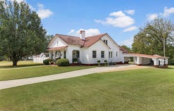 700 Wilson Dam Cir, Sheffield, AL 35660