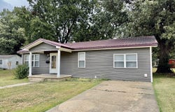 328 W Oak St, Dexter, MO 63841