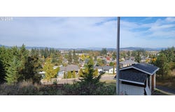 1 Queens Ave, Creswell, OR 97426
