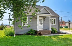 84 E North Water St, Algoma, WI 54201