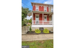32 S ELM Street, ROBESONIA, PA 19551