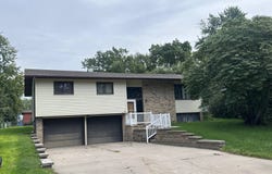 4011 Fairacres Rd, Kearney, NE 68845