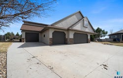 7624 S Courtyard Cir, Sioux Falls, SD 57108