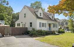 38 Muncey Road, Bay Shore, NY 11706