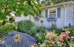 16 Superior St, Warwick, RI 02886