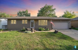 813 E Elm St, Harrisburg, SD 57032
