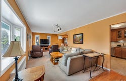 34 Oak Street, Hicksville, NY 11801