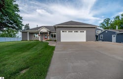 5871 Sandy Drive, Pinconning, MI 48650