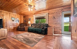 8001 Hawkeye Road, Mediapolis, IA 52637