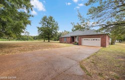 1000 Glendale Road, Henderson, TN 38340