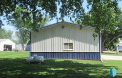 129 S Summit Ave, Hills, MN 56138