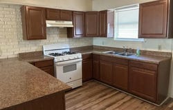 606 W 4th St, Taylor, TX 76574