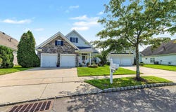 5 Burnside Dr, Egg Harbor Township, NJ 08234