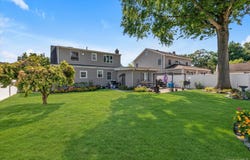 15 Lexington Avenue, Westbury, NY 11590