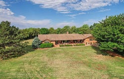 202 Whiteshield Street, Hammon, OK 73650