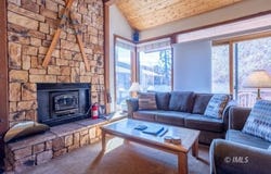 143 Lakeview Blvd., Mammoth Lakes, CA 93546