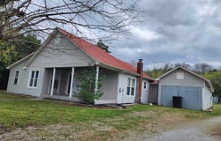 218 E Lake Ave, Celina, TN 38551