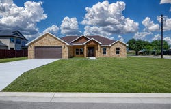 2 HOPE PL, Uvalde, TX 78801