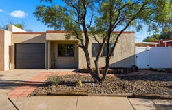 325 Shannon Place NW, Albuquerque, NM 87107
