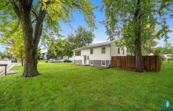 400 E 2ND St, Hartford, SD 57033-2207
