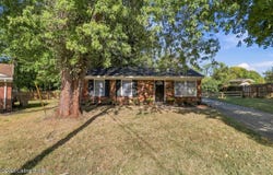 3901 Tally Ho Ct, Louisville, KY 40299