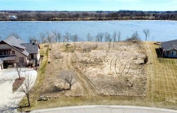 1165 W Shore Drive SW, Hutchinson, MN 55350