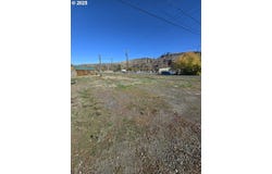W 7TH St, Wallowa, OR 97885