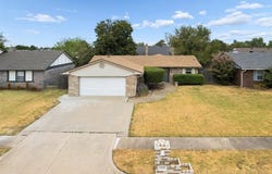 1353 W Cedarbrook Lane, Moore, OK 73170