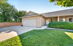 539 Bolson Dr, Oconomowoc, WI 53066