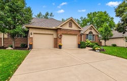 7220 N CHARLES Way, Peoria, IL 61614