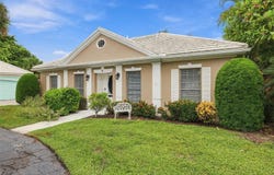 4 ANTIGUA Circle, ENGLEWOOD, FL 34223