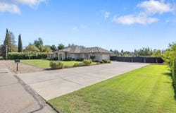 6001 W Grove Court, Visalia, CA 93291