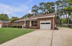 2821 Meadow Wood Dr E, Chesapeake, VA 23321