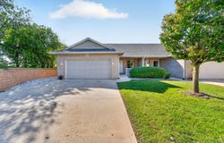 539 Bolson Dr, Oconomowoc, WI 53066