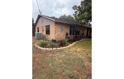 904 Carroll Dr, Yoakum, TX 77995