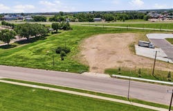 1301 E Robur Dr, Sioux Falls, SD 57104