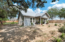 507 Hayden, Devine, TX 78016