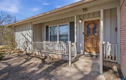 133 Hillcrest Dr, Luling, TX 78648
