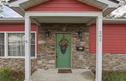 202 Riverside Dr., HINTON, WV 25951