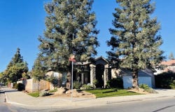 563 W Omaha Avenue, Clovis, CA 93619
