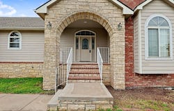 922 E Karla Ct, Haysville, KS 67060