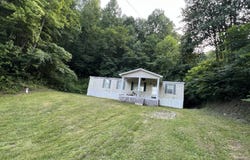 697 Hampton Cemetery Road, Girdler, KY 40943